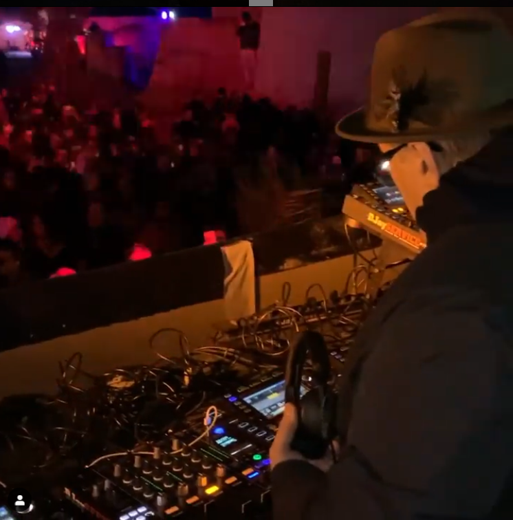Ali Fekih en concert (Capture d’écran, compte Instagram de l’artiste).