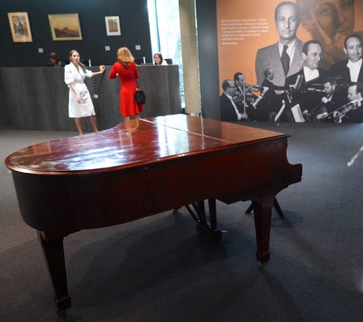 Un piano ayant appartenu au compositeur juif polonais Wladyslaw Szpilman, le héros du film oscarisé « The Pianist » réalisé par Roman Polanski, proposé aux enchères le 22 septembre 2020 (Janek Skarzynski/AFP)