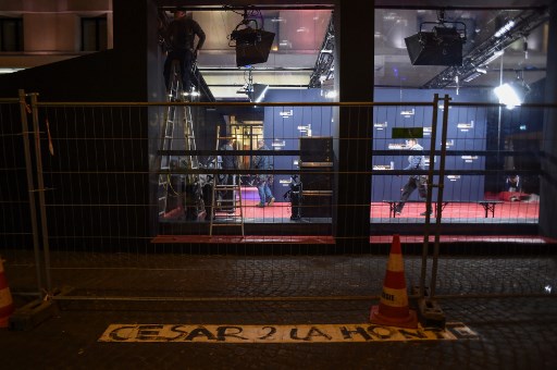 « César de la honte » lit-on sur un graffiti peint à même la chaussée à l’entrée de la salle Pleyel à Paris. L’Académie des Césars est dans la tourmente depuis la remise controversée, en février dernier, de son prestigieux trophée à Roman Polanski (Lucas Barioulet/AFP)
