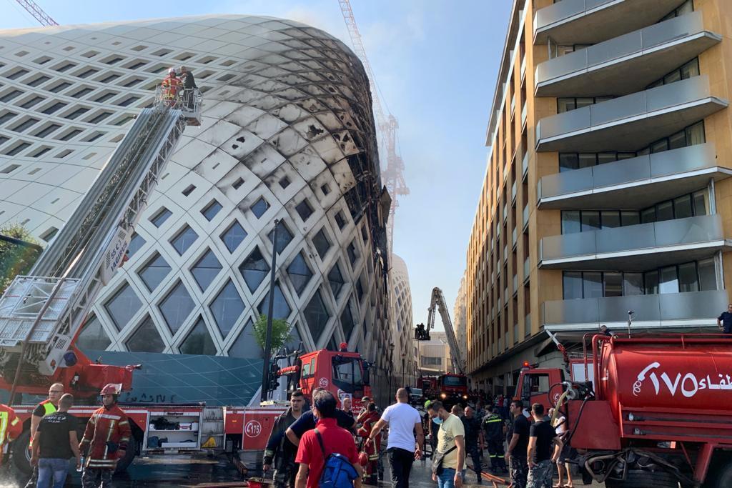 Les pompiers éteignent l’incendie d’un bâtiment conçu par Zaha Hadid, à Beyrouth (Photo, Reuters).