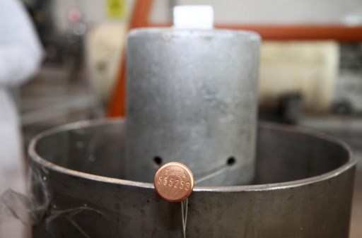 Le sceau de l’AIEA sur les cascades d’enrichissement d’uranium à 20%, après leur déconnection de la centrale de Natanz conformément à l’accord de 2015 (Kazem Ghane/Irna/AFP)
