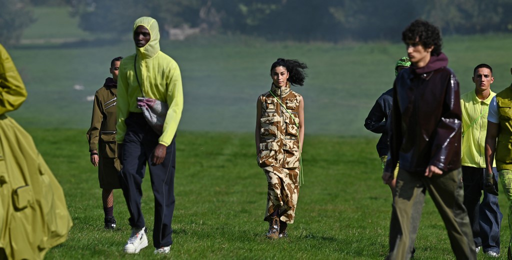 Née de parents immigrés iraniens, Paria Farzaneh se plaît à surprendre: en janvier dernier, lors de la Fashion Week consacrée aux collections masculines, elle avait transformé son défilé en simulacre de mariage traditionnel iranien, dans une école de Londres (AFP)