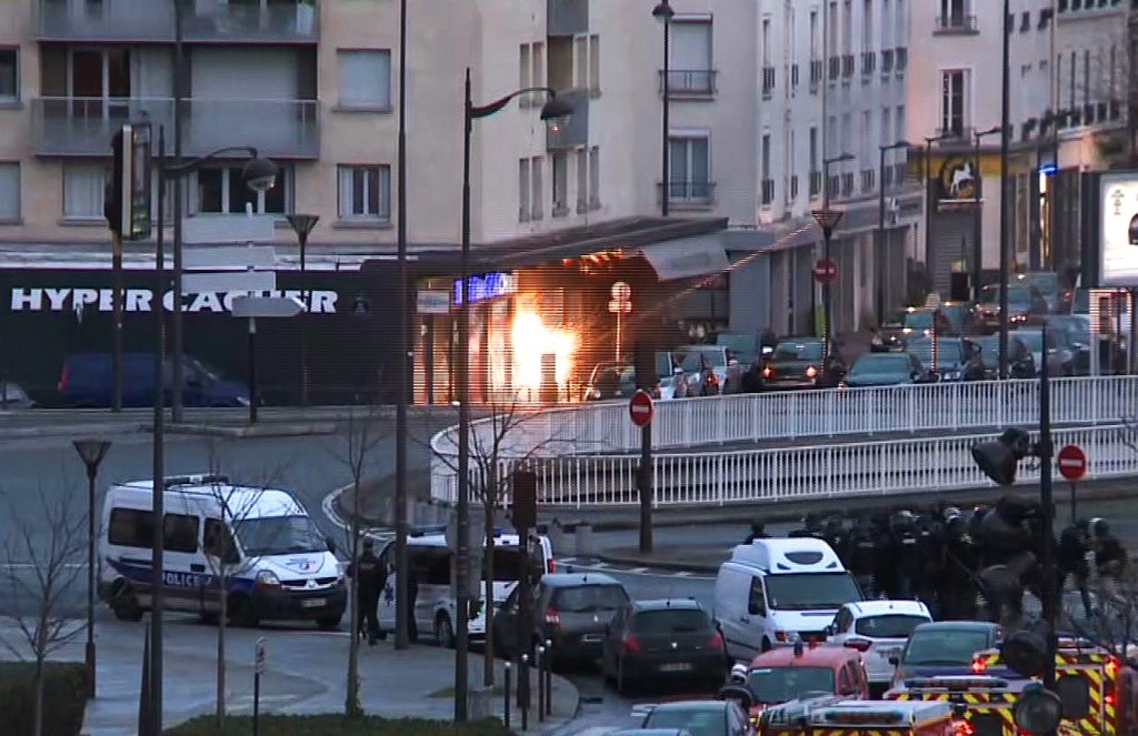 Capture d’écran d’une vidéo montrant l’intervention de la police française lors de la prise d’otages à l’Hyper Cacher, en janvier 2015 (Photo, Gabrielle CHATELAIN/AFPTV/AFP).