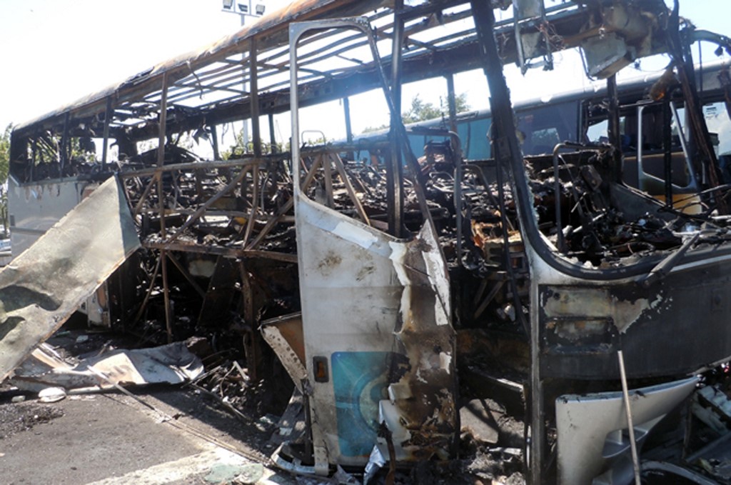 Les restes du bus calciné après l’explosion de la bombe, à Bourgas en 2012 (Photo, BULGARIAN INTERIOR MINISTRY/AFP).