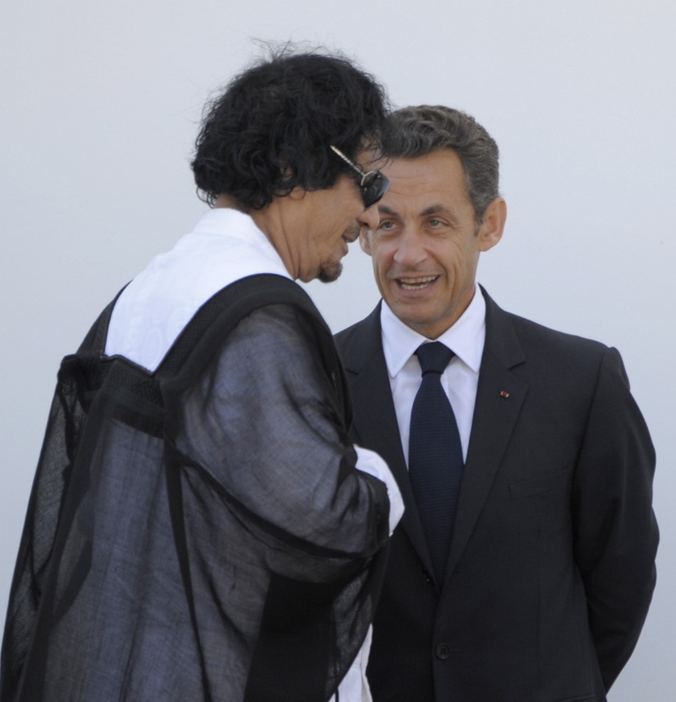 Le leader libyen Mouammar Kadhafi et le président français Nicolas Sarkozy lors du G8 le 10 juillet 2008 (Photo, Toshifumi KITAMURA/AFP).