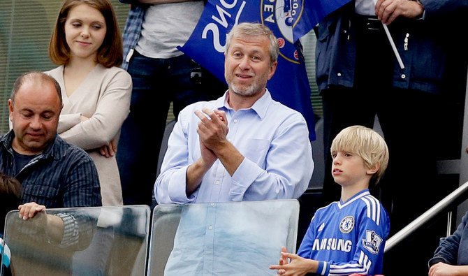 Dans cette photo d'archive du 24 mai 2015, le milliardaire russe propriétaire de Chelsea, Roman Abramovich, au centre, applaudit après que Chelsea a reçu le trophée de la Premier League sa victoire contre Sunderland au stade Stamford Bridge à Londres. (AP)