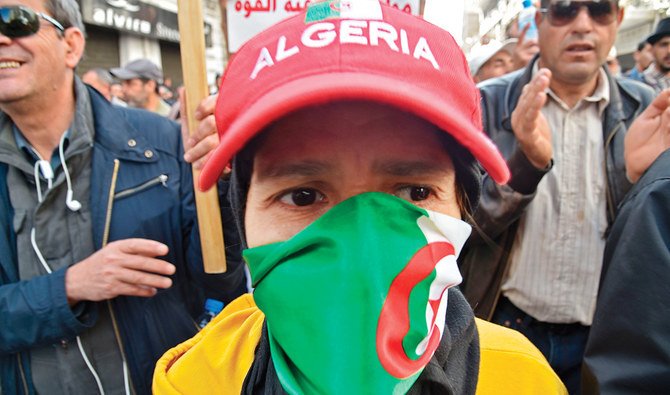 M. Drareni a été condamné en appel le 15 septembre à deux ans de prison ferme pour « incitation à attroupement » et « atteinte à l'unité nationale » et M. Zeghilèche a écopé fin août de deux ans de prison ferme pour « atteinte à l'unité nationale » et « outrage au chef de l'Etat ».