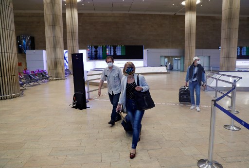 Passagers à l’aéroport Ben Gourion de Lod, à l’est de Tel Aviv, le 24 septembre (Ahmad Gharabli/AFP)