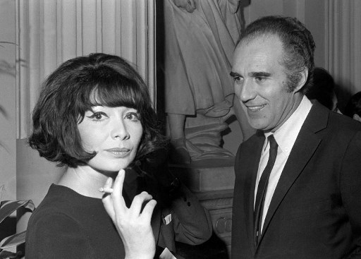La légendaire chanteuse et actrice Juliette Gréco avec son mari, l’acteur Michel Piccoli, en 1967 (Fichiers /AFP)
