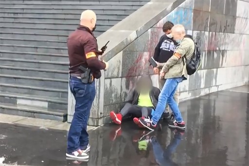 Capture d’écran montrant un suspect retenu par la police française à proximité des locaux de Charlie Hebdo, à Paris, où a eu lieu le 25 septembre une attaque au hachoir. (Laura Cambaud/AFP)