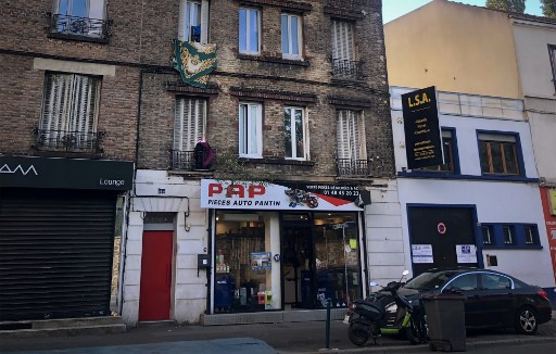 A Pantin, en banlieue Parisienne, l’immeuble où s’est réfugié l’un des suspects de l’attaque au hachoir survenue devant les anciens bureaux du magazine satirique Charlie hebdo le 25 septembre 2020 (Wafaa Essalhi/AFP)