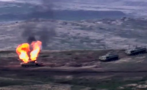 La destruction de chars azéris lors d'affrontements entre les séparatistes arméniens et l'Azerbaïdjan. (AFP)