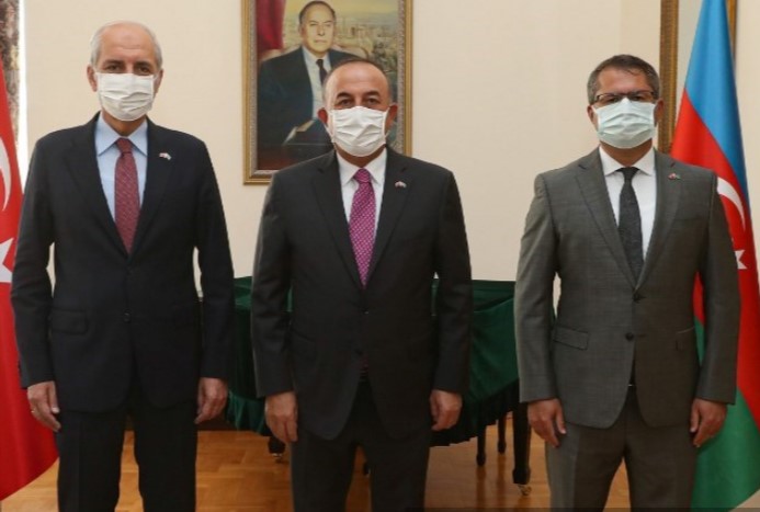 Le ministre turc des Affaires étrangères Mevlut Cavusoglu (C), l'ambassadeur d'Azerbaïdjan en Turquie Hazar Zarif Ibrahimoglu (R) et le vice-président du parti au pouvoir en Turquie, Numan Kurtulmus,avant une réunion, à Ankara, le 29 septembre 2020. (AFP)