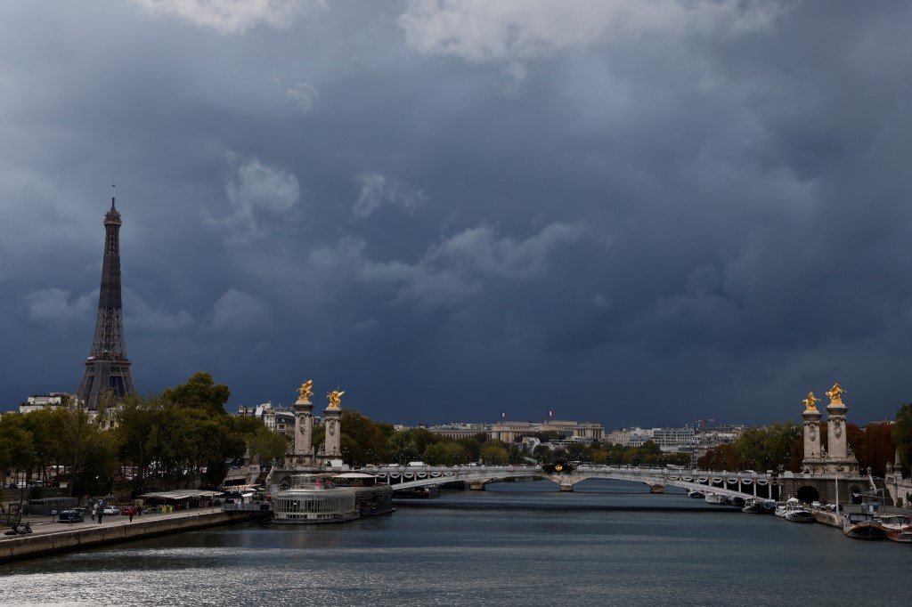 Paris: un avion de chasse en mission franchit le mur du son, provoquant un bruit important