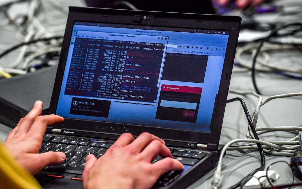 Une personne travaillant sur un ordinateur lors du 10e Forum international de la cybersécurité à Lille le 23 janvier 2018 (AFP / Fichier Photo)
