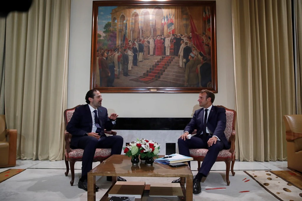 Le président français Emmanuel Macron en discussion avec l'ex-Premier ministre libanais Saad Hariri, le 31 août (Photo, Gonzalo FUENTES/POOL/AFP).