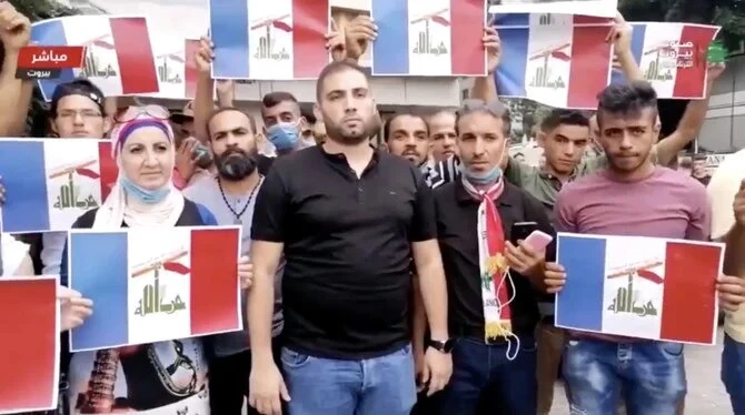 Des manifestants brandissant des drapeaux de la France mélangés à celui du Hezbollah, à Beyrouth (Photo, Twitter).
