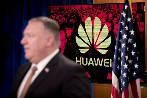 Le logo Huawei affiché sur un écran derrière le secrétaire d’État américain Mike Pompeo lors d’un point de presse au département d’État, à Washington D.C. (Andrew Harnik/Pool/AFP)