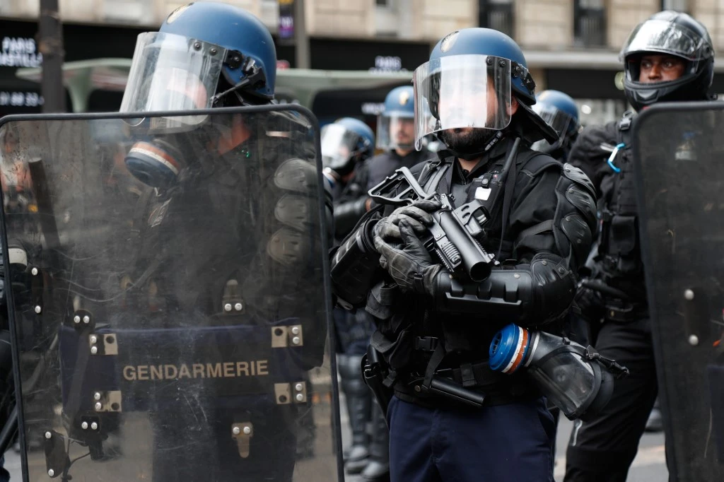Une compagnie de CRS déployée lors d’une manifestation à Paris en juillet (Photo, Zakaria ABDELKAFI/AFP).