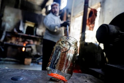 Au Liban, le verre pulvérisé par l'explosion recyclé en carafes et bocaux