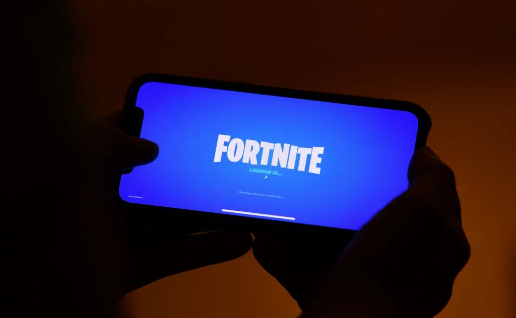 « Plus de 116 millions d'utilisateurs inscrits (sur 350 millions, ndlr) ont accédé à Fortnite via iOS », indique Epic Games dans sa nouvelle plainte (Photo, Chris DELMAS/AFP).