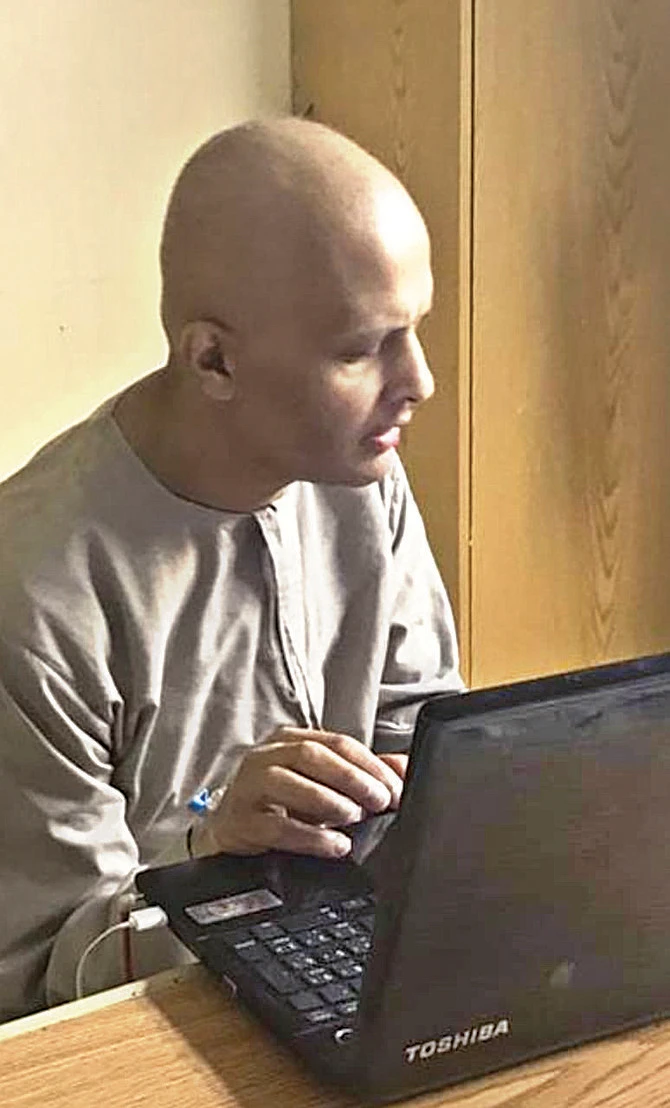 Un professeur saoudien défie le cancer et le coronavirus pour mener à bien sa mission d’enseignant