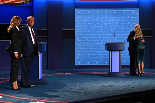 Trump et Biden et les deux femmes à l'appui