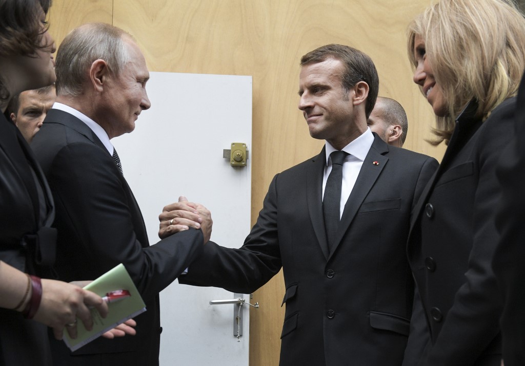 Poutine et Macron appellent à un arrêt "complet" des combats
