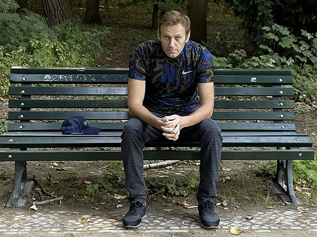 L'opposant Alexeï Navalny accuse Poutine d'être "derrière" son empoisonnement
