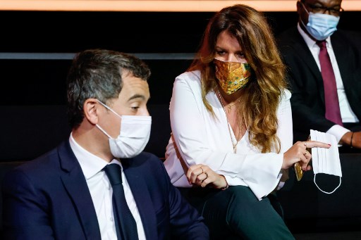 Marlene Schiappa, ministre française de la Citoyenneté (d), en compagnie du minsitre de l’Intérieur Gérald Darmanin (Thomas Coex/AFP)