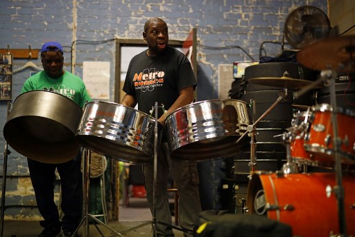 Le groupe steel britannique, Metronomes, se prépare à une performance en livestream à Londres, malgré l’annulation de leur concert en raison de la pandémie (Tolga Akmen/AFP)