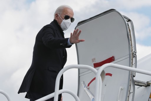 Le candidat démocrate Joe Biden embarquant sur son avion de campagne, le 2 octobre (Chip Somodevilla/Getty Images North America/ Getty Images via AFP)