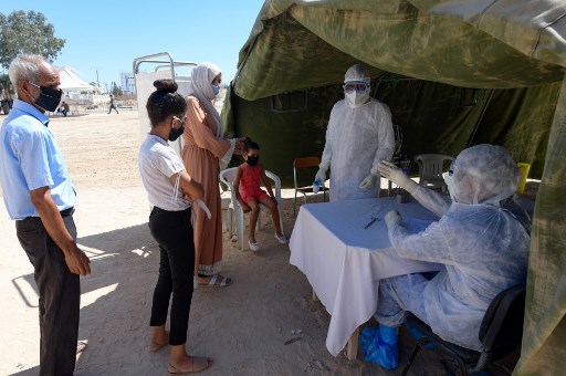 Tests de la Covid-19 dans un hôpital militaire d’El-Hamma dans le gouvernorat de Gabes en Tunisie (Fethi Belaid/AFP)