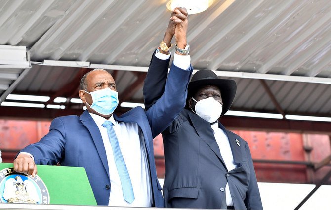 Le chef général du Conseil souverain du Soudan, Abdel Fattah al-Burhan, et le président du Soudan du Sud, Salva Kiir, se tiennent la main alors qu'ils arrivent pour la signature de l'accord de paix à Juba, au Soudan du Sud, le 3 octobre 2020 (Reuters)