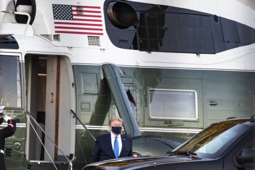 Le président Donal Trump devant le centre médical militaire national de Walter Reed à Bethesda, Maryland où il devait passer la nuit du 2 octobre après avoir été testé positif au coronavirus. (Alex Edelman/Getty Images North America/ Getty Images via AFP)