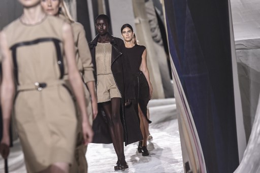 Tenue correcte exigée: Hermès épouse l'esprit rebelle des lycéennes