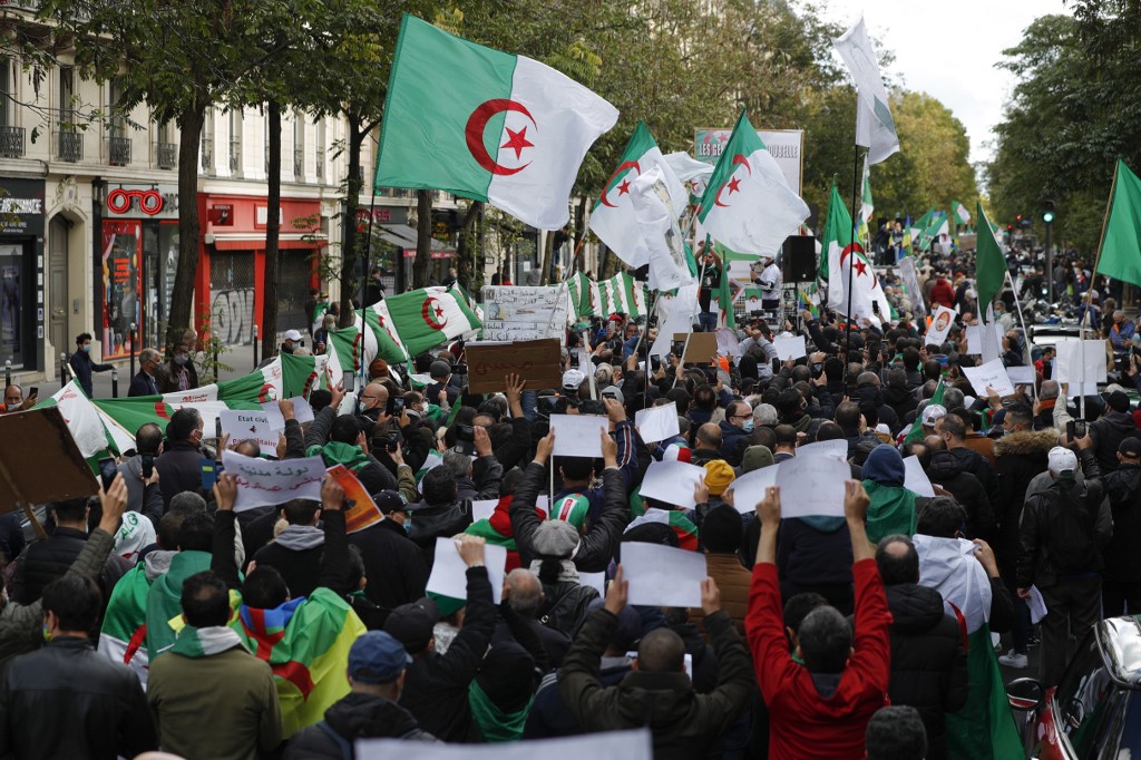 Manifestation d'Algériens à Paris pour fêter le «premier printemps» en 1988