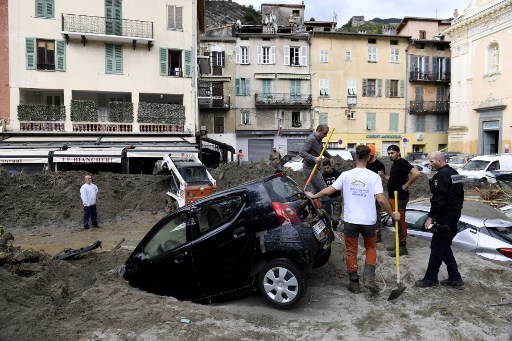 Voitures submergées par la boue à Breil-sur-Roya dans les Alpes-Maritimes (Nicolas Tucat/AFP)