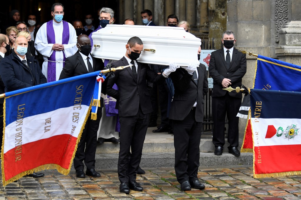 Dans le lieu de culte --où la distanciation physique était respectée, Covid-19 oblige-- la petite-fille de la chanteuse, Julie-Amour Rossini, était au premier rang, non loin de personnalités comme Brigitte Macron et François Hollande, accompagné de Julie Gayet. (AFP)