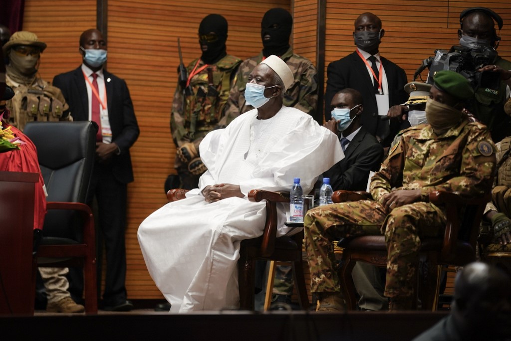 Gouvernement de transition au Mali: des militaires au pouvoir