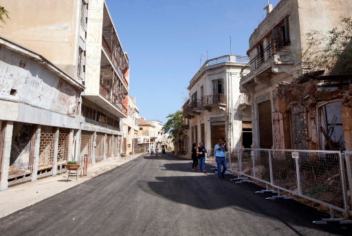 Le long des rues de Varosha, dans la partie clôturée de Famagouste, au nord de Chypre occupé par les Turcs, des bâtiments abandonnés par leurs habitants grecs depuis 1974. (Birol Bebek/AFP)