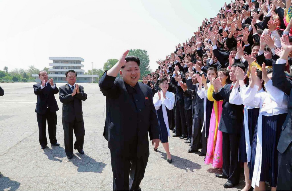 La Corée du Nord continuera de s'armer, assure Kim lors d'un défilé militaire géant