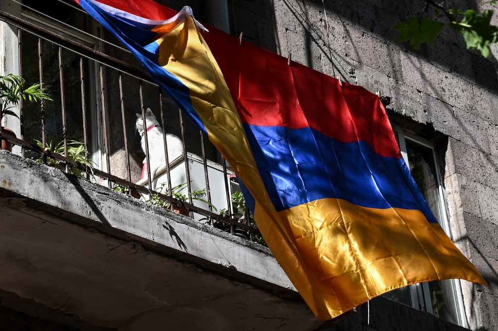 Ceints de drapeaux arméniens ou porteurs de pancartes réclamant la paix dans cette région séparatiste d'Azerbaïdjan à majorité arménienne, les manifestants ont défilé devant la cathédrale de Strasbourg avant de rejoindre la place Kléber, le cœur battant de la capitale alsacienne. (AFP)