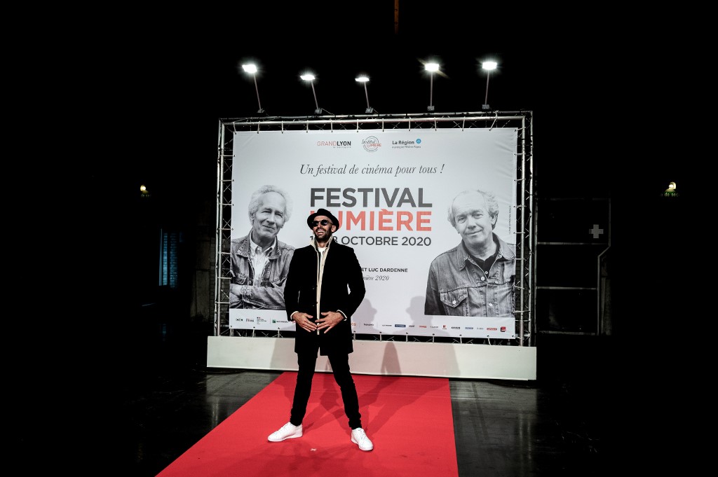 L'artiste français JR arrive pour la cérémonie d'ouverture de la 12e édition du Festival du film Lumière à Lyon (AFP)