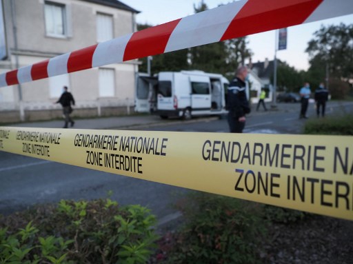 Gendarmes à proximité du site du crash, à Loches (centre de la France) entre un ULM et un avion de ligne (Guillaume Souvant/AFP)