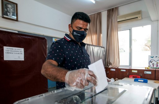 Un Chypriote Turc vote lors de l’élection présidentielle dans la partie nord de Nicosie, capitale de la république turque auto-proclamée de Chypre Nord (TRNC) (Birol Bebek/AFP