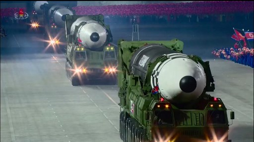 Capture d’écran de la KCNA le 10 octobre où l’on voit ce qui semble être le nouveau missile intercontinental nord-coréen (KCNA/AFP)