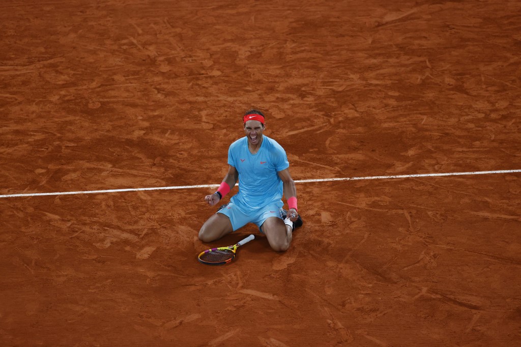 L'Espagnol Rafael Nadal célèbre sa victoire remportée contre Novak Djokovic lors du tournoi de tennis Roland Garros 2020. (AFP)