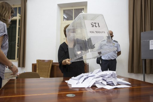Un employé électoral vide une urne à l’heure du décompte des votes pour la présidence de la république autoproclamée de Chypre Nord (TRNC) (Birol Bebek/AFP)