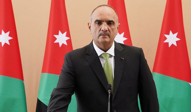 Le nouveau Premier ministre jordanien, Bisher al-Khasawneh, prête serment lors d'une cérémonie d'assermentation du nouveau gouvernement à Amman, en Jordanie, le 12 octobre 2020 (REUTERS)